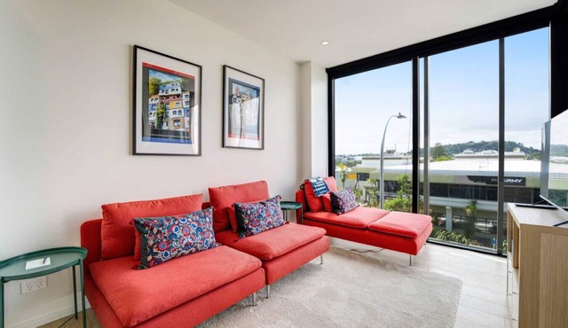 Modern Abode with Aircon & Balcony near Ponsonby