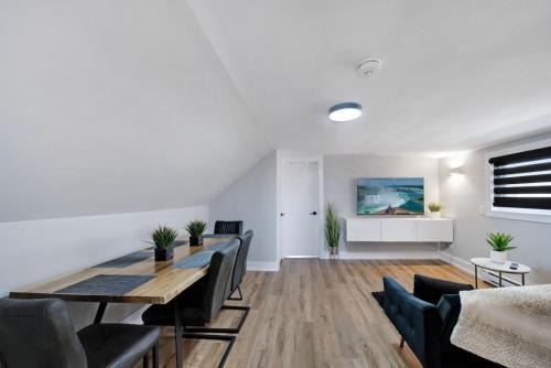 Modern 1 Bdrm with Laundry, BBQ, Deck