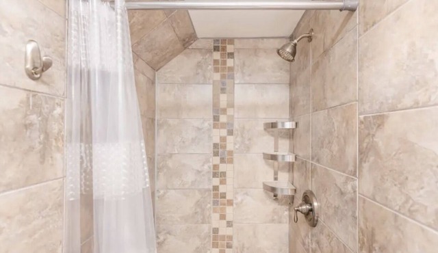 Modern 1 Bed Flat - King Bed, Close to Downtown, Shopping, Transit and Via Rail