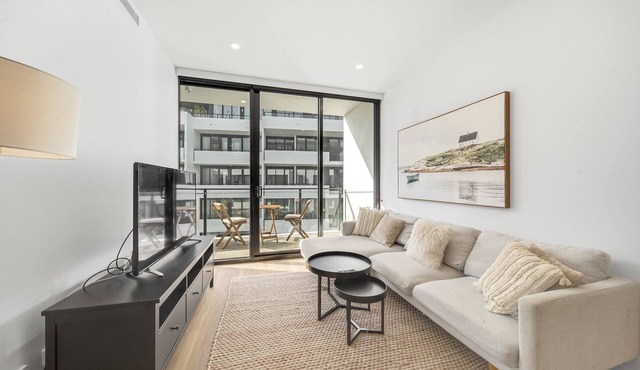 Modern 1-Bed with Incredible Building Amenities