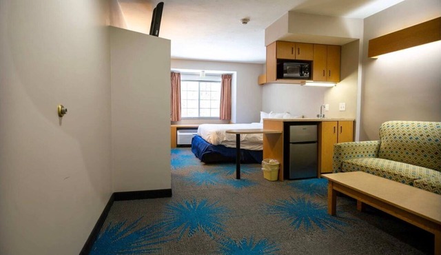 Modern 1-bedroom apartment in peaceful Sturbridge with AC
