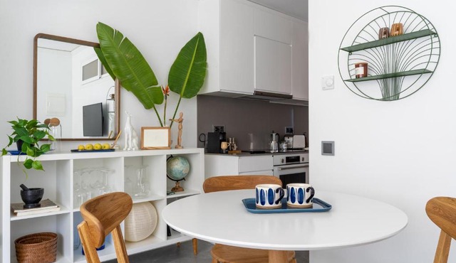 Modern 1 bedroom apt. Free parking. 10 min beach