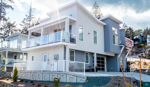 Modern 1-bedroom self contained suite w/Full Kitchen and Air Conditioning
