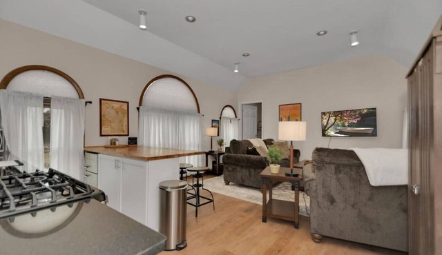 Modern 1 Bedroom Unit Near Central Bay View MKE