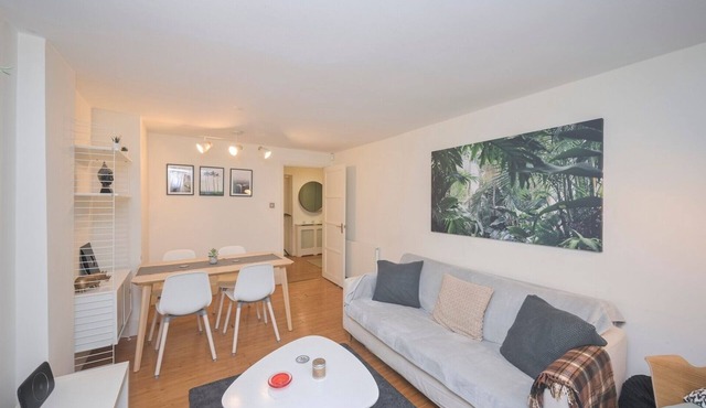 Modern 1BD Basement Flat Near Victoria Park London