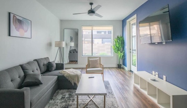 Modern 1BD - Pool, Gym, Parking, W-D - Sleeps 4