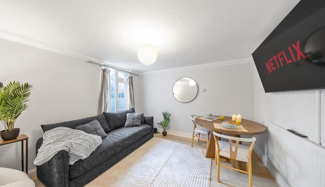 Modern 1BR - 10 Min Walk to Gravesend Station
