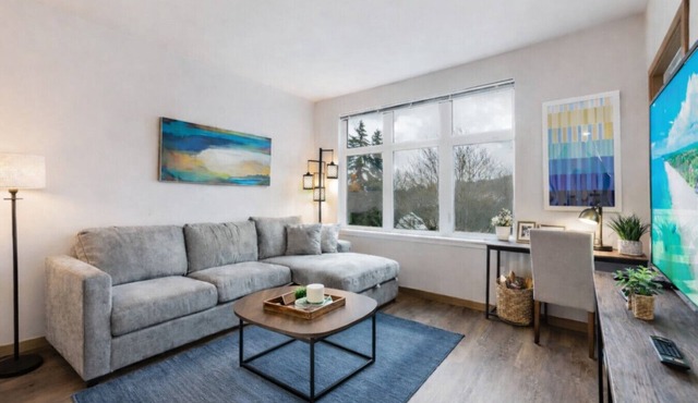 Modern 1BR 1BA+Den!| Redmond| Fit for Long Stays-4