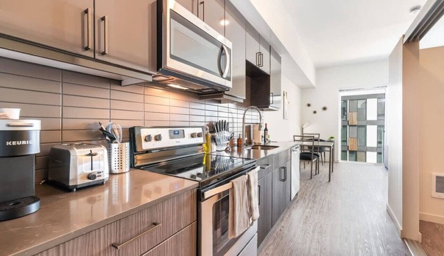 Modern 1BR 1BA - Long Term Gym Parking Redmond DT
