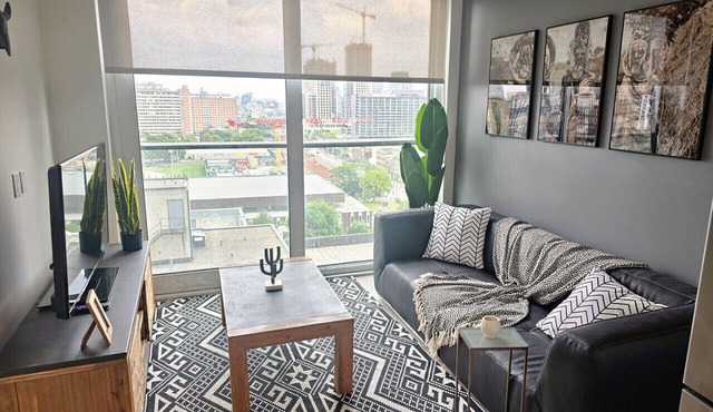Modern 1BR Apt with Stunning Views and Pool Access