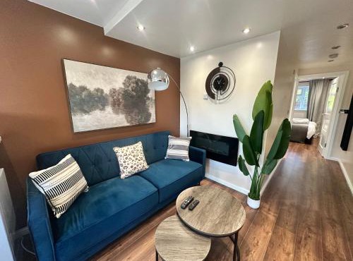 Modern 1BR Flat, Parking , Garden, Sleeps 4