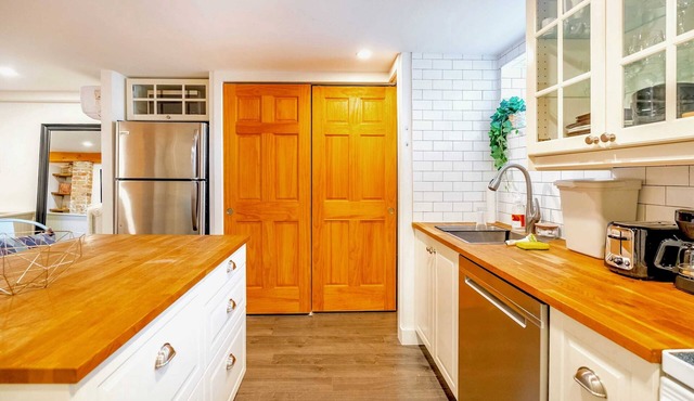 Modern 1BR Home - Minutes From High Park!