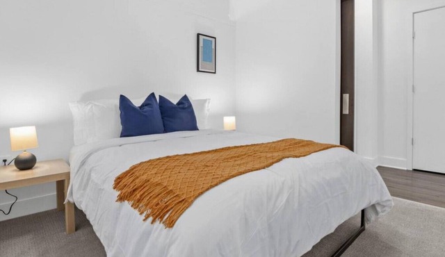 Modern 1BR Skyline Views Rooftop + Pool