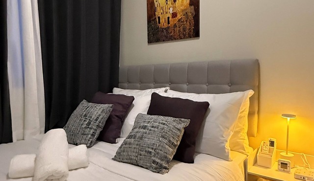 Modern 1BRM apartment, Pool, Fast Wifi, Netflix, steps from MOA, Bars, Transport