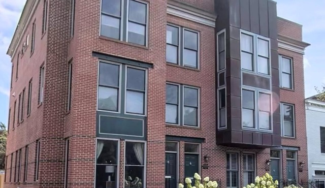 Modern 2,000 sqft Capitol Hill luxury condo: fireplace, free parking and WiFi