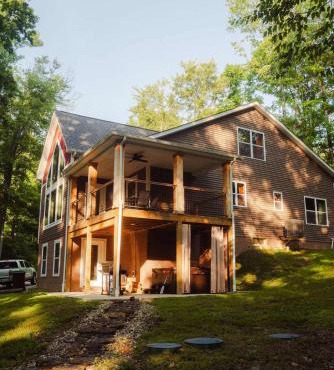 Modern 2 BD cabin with hot tub & Games & Central Loc