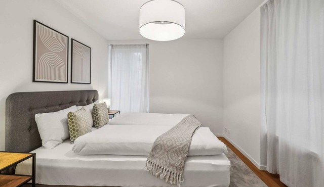 Modern 2 BDR-flat top location