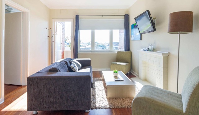 Modern 2 Bed 1 Bath Apartment Luxury Location