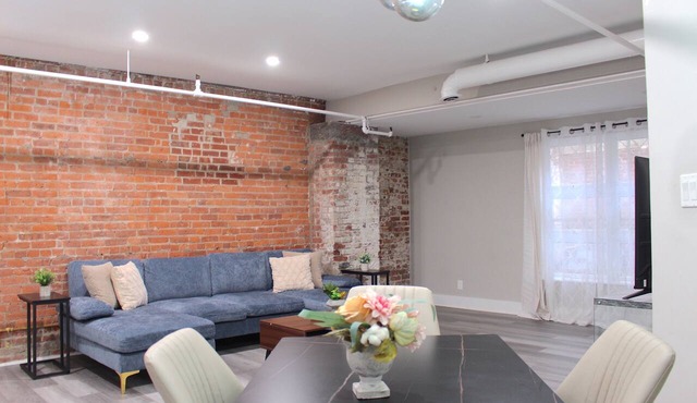 ★MODERN 2 bed, 1 bath w/patio! Great downtown location ★