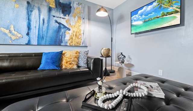 Modern 2-Bed | 1.5-Bath | Private Backyard | Parking | Perfect Stylish Getaway for 6 Guests
