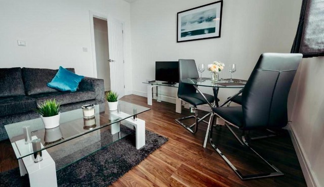 Modern 2 bed 1st Floor Apartment by Jesswood Properties Parking Wi-fi