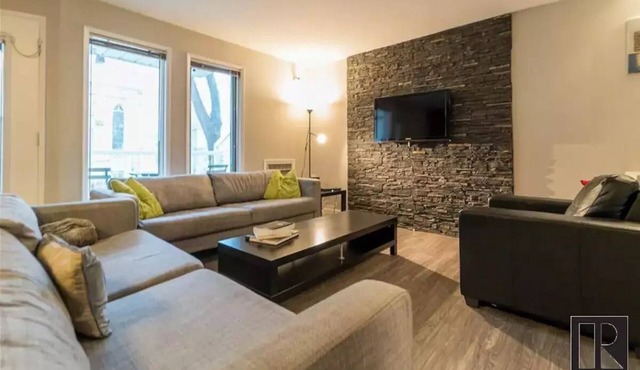 Modern 2 bed/2 bath Condo in Great location