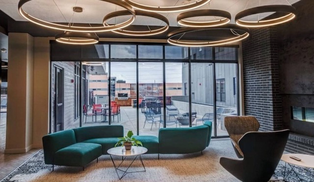 Modern 2 Bed 2 Bath Apt in Luxury Bldg Downtown