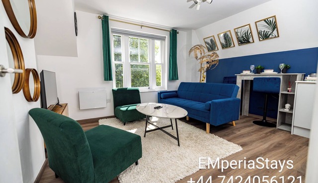 Modern 2-Bed Apartment - Near Train and Town - Parking Available