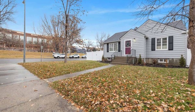 Modern 2 bed Apartment 2 minutes to Hospitals