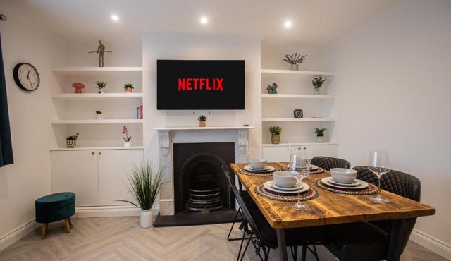 Modern 2 Bed Bromley Apartment Near Town Centre With Parking