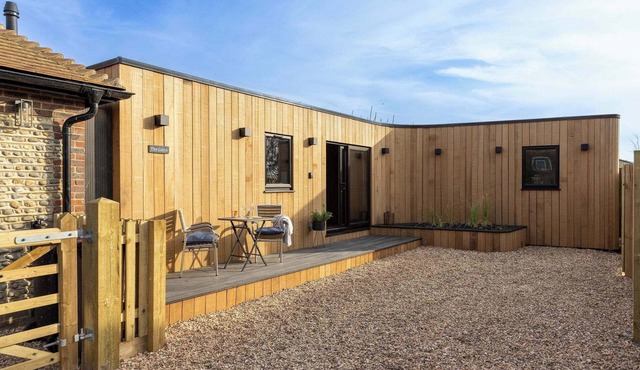 Modern 2-Bed Cabin Near West Wittering Beach