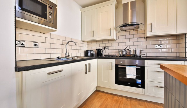 Modern 2 bed flat close to the city centre