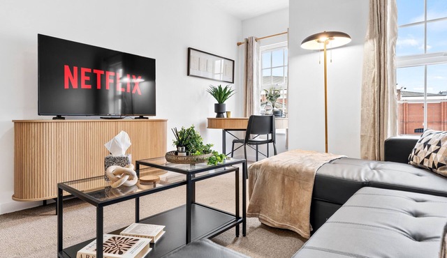 Modern 2-Bed Flat with Flexible Beds