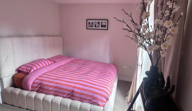Modern 2 bed flat with parking by Bluewater shopping mall