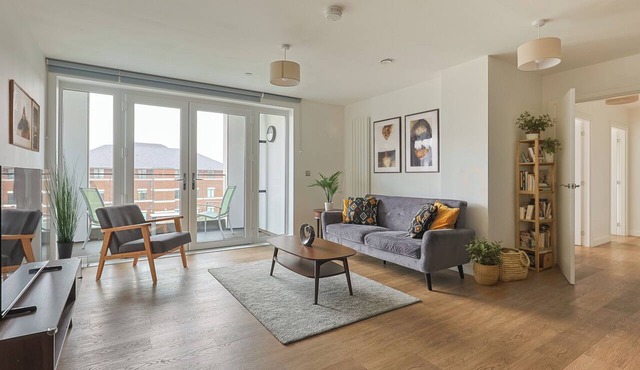 Modern 2-Bed Luxury Flat with Balcony, Gym and Parking in Walton on Thames