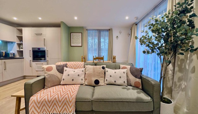 Modern 2-Bed Ground-Floor Flat with Private Terrace