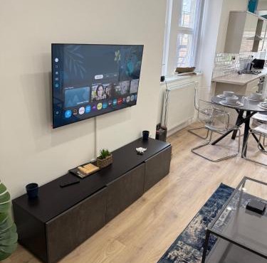 Modern 2 Bedroom Flat - Central & Stylish