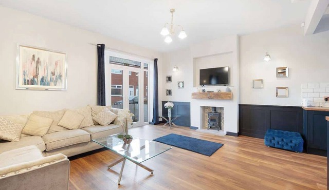 Modern 2 Bedroom Home With TV, WiFi, Parking