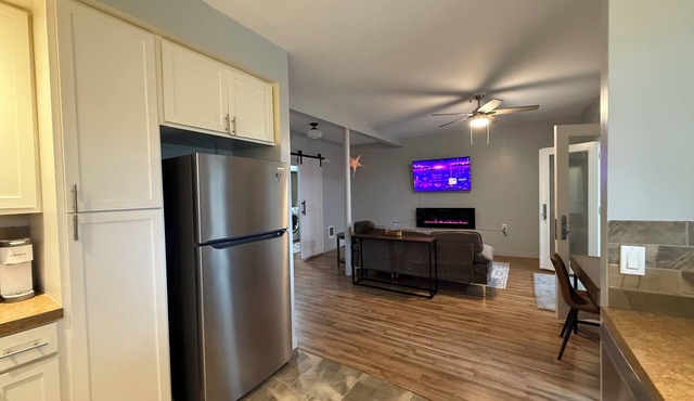 Modern 2 bedroom, 1 bath bright unit with Stunning Sunrises.