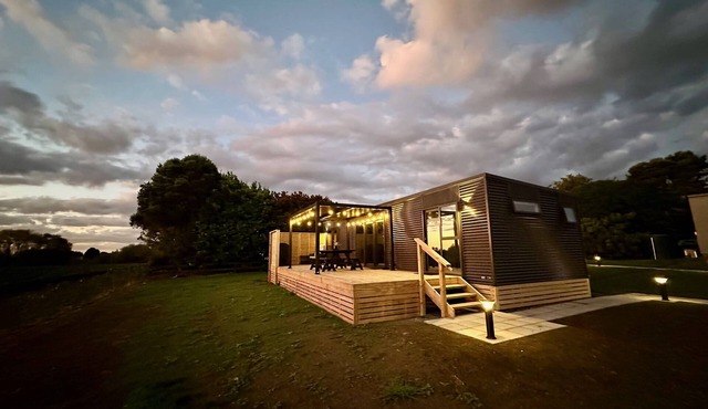 Modern 2 Bedroom, 2 Bathroom Cottage with Farm Views