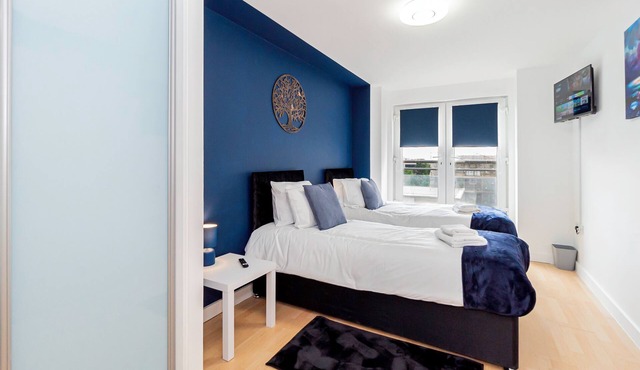 Modern 2-Bedroom Apartment in Central Basingstoke walk to Festival Place & The Avil Theatre .