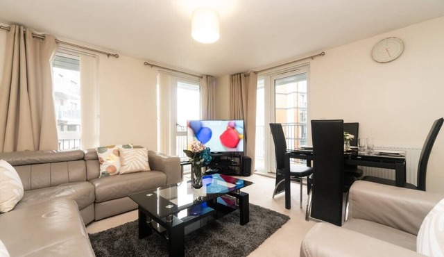 Modern 2 bedroom and 2 Bath Apartment in London - Pass the Keys