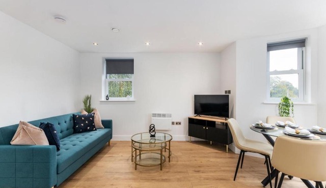 Modern 2-Bedroom Apartment, Leatherhead, Sleeps 4