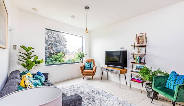 Modern 2 Bedroom City Apartment With Parking - Pass the Keys