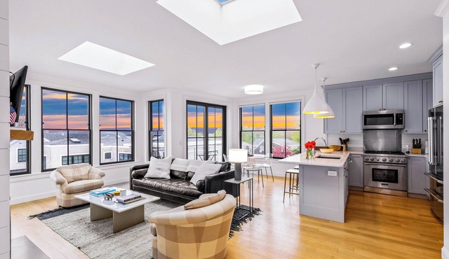 🏳️‍🌈 Modern 2-Bedroom East End Condo 🚗 2 Car Parking 😎 Steps from the Beach