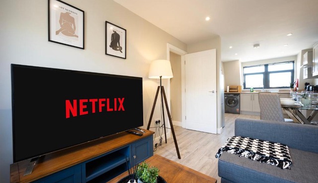 Modern 2 Bedroom Flat, Central Chatham, Self Check-in