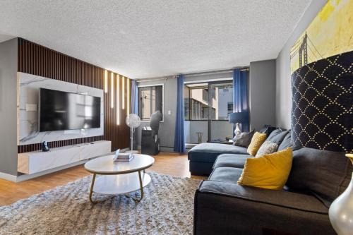 Modern 2 bedroom next to Stampede, 17th w Parking
