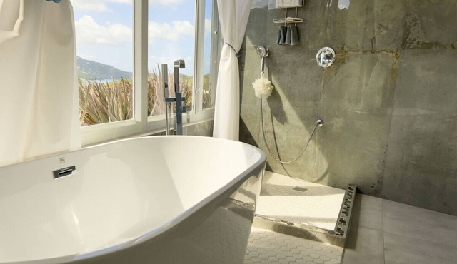 Modern 2 Bedroom Overlooking Magens Bay