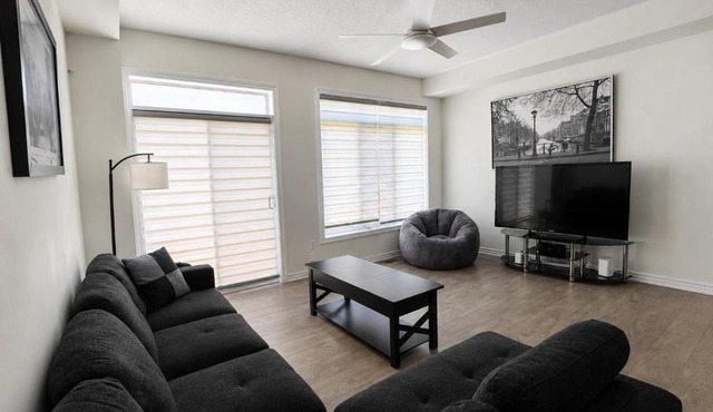 Modern 2-Bedroom Smart Home with Free Parking, Laundry, Ping-Pong & Private Backyard - Steps to Shops & Restaurants, 6 Mins to Innisfil Beach Park - Perfect for Families & Couples!