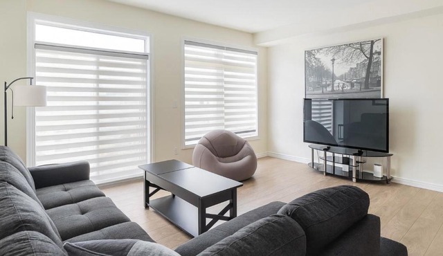 Modern 2 Bedroom Smart Home with Free Parking, Full Kitchen, Laundry & Private Backyard - Steps to Shops & Restaurants, 6 Mins to Innisfil Beach Park - Perfect for Families & Couples!